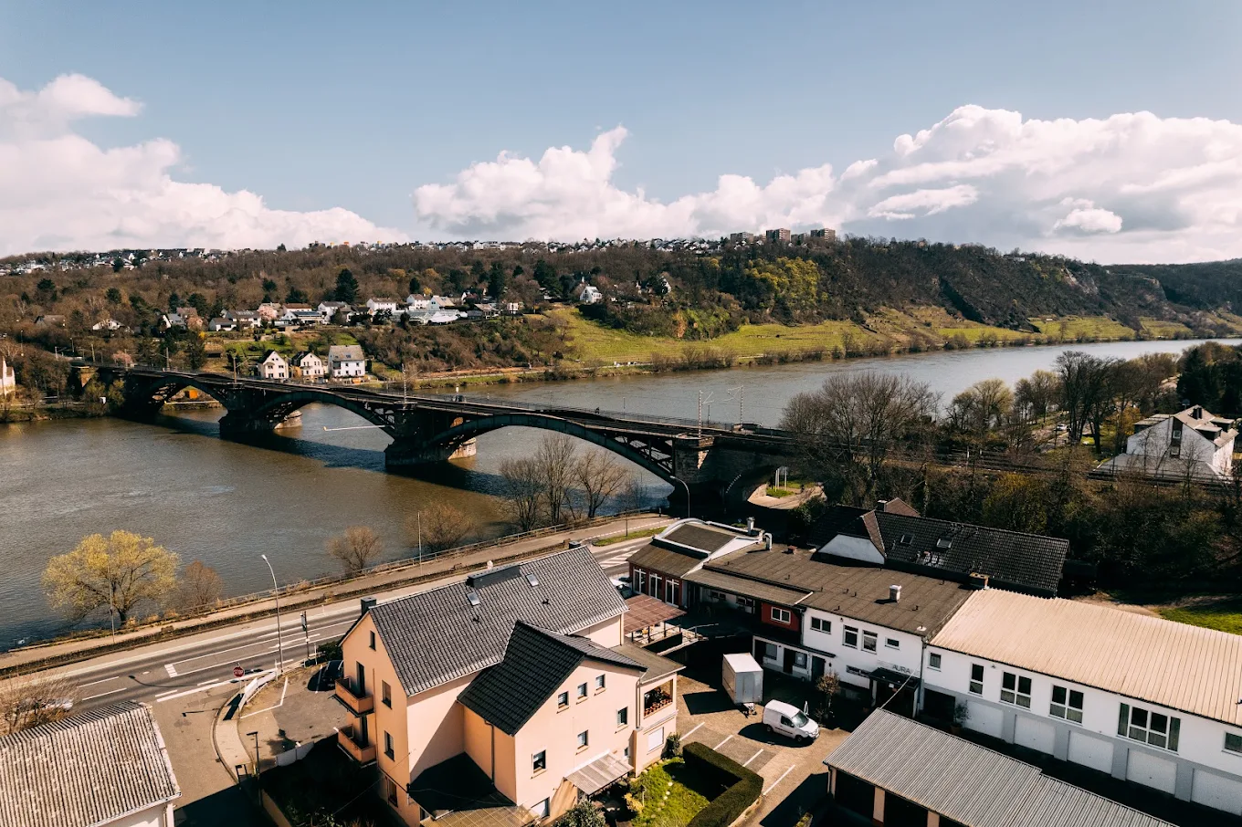 Mosel mit Brücke bei Koblenz-Güls, Weinberge im Hintergrund (Luftaufnahme)