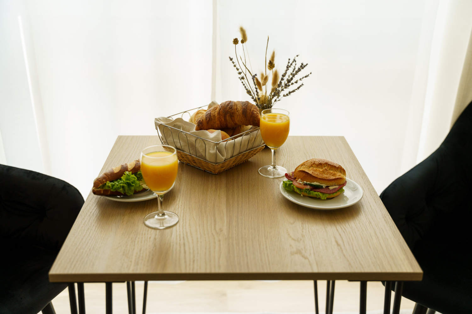 Gedeckter Tisch mit Brötchen und Saft