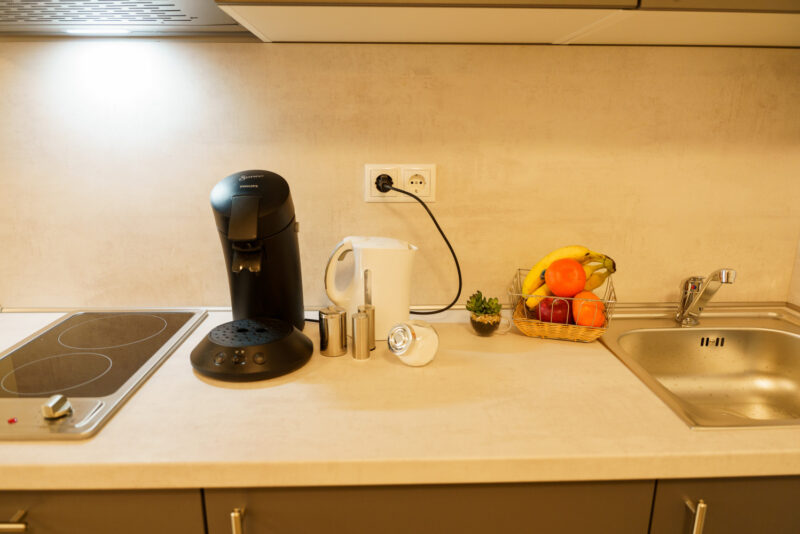 Küchenzeile mit Kaffeemaschine und Wasserkocher